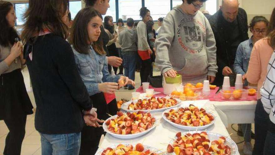 Los alumnos del instituto, ayer, en el taller dedicado al gusto. // Faro