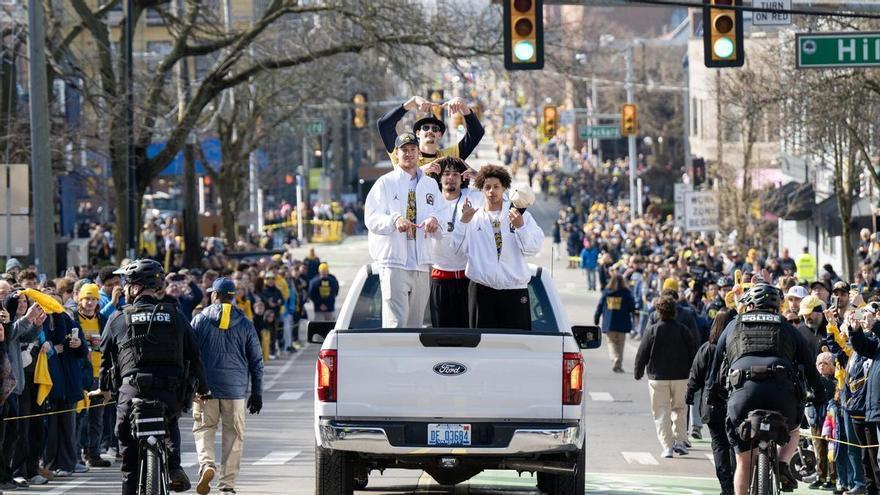 Aday Mara celebra el título de campeón de la NCAA con los aficionados