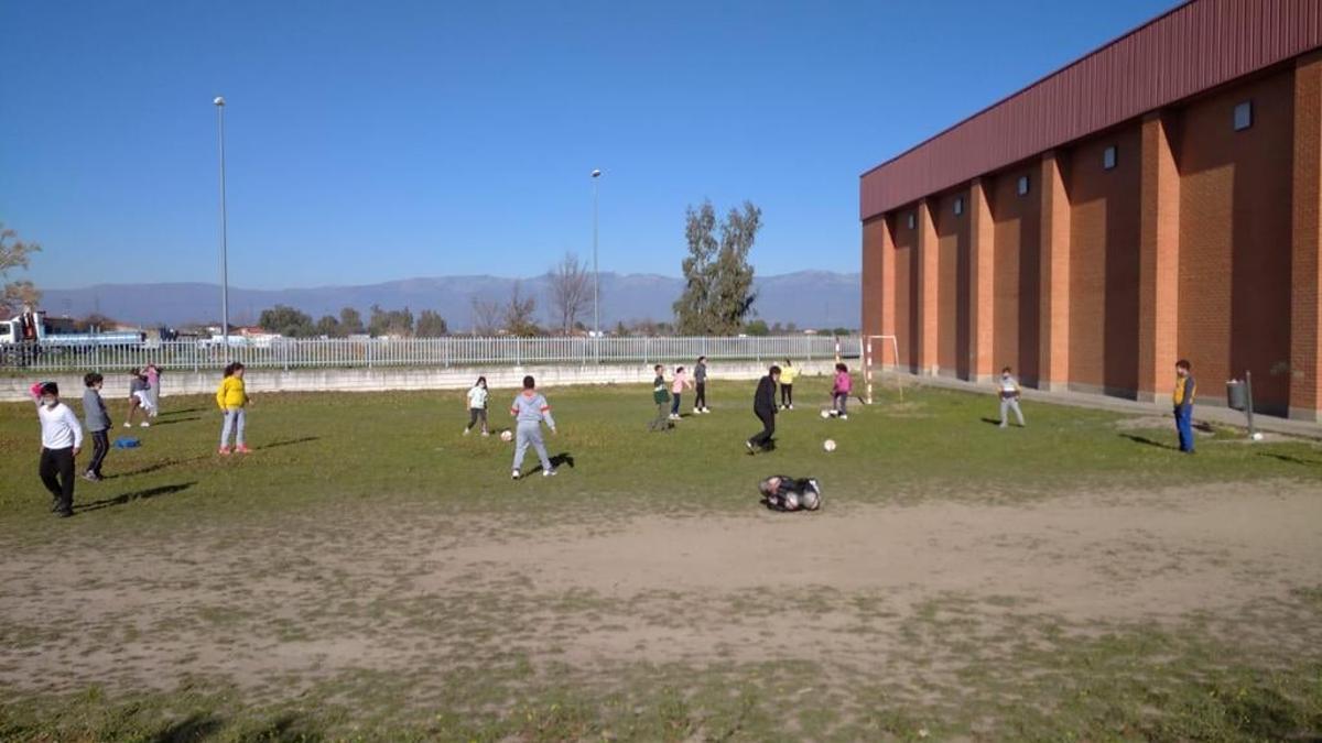 Menores de Navalmoral practican una actividad deportiva.