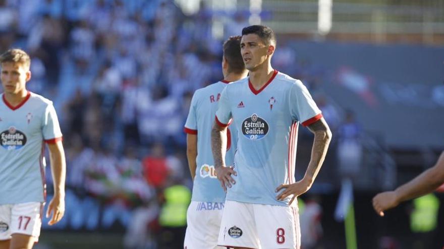 Los jugadores del Celta lamentan el último gol de la Real. // José Lores