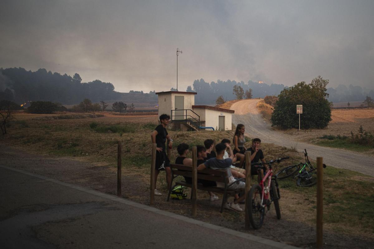 Efectivos en las labores de extinción del incendio a 17 de julio de 2022, en Pont de Vilomara, Barcelona, Cataluña, (España).