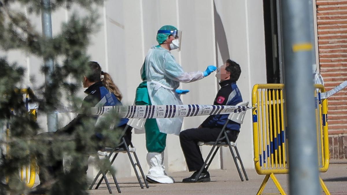 Una sanitaria realiza a un policía un test rápido, en Madrid.