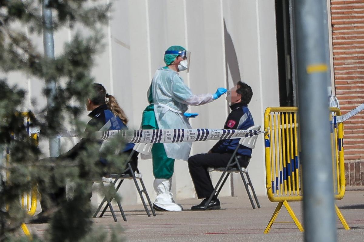 Una sanitaria realiza a un policía un test rápido, en Madrid.