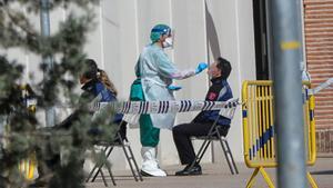 Una sanitaria le realiza a un polic??a municipal uno de los test r??pidos de coronavirus que ha adquirido el Ayuntamiento de la capital para preservar la salud de los trabajadores m??s expuestos como son Sanitarios, Polic??a Municipal, trabajadores del SAMUR y bomberos. La jornada de hoy se est?? realizando en un recinto habilitado por Madrid Salud en la Casa de Campo, en Madrid (Espa??a), a 25 de marzo de 2020.