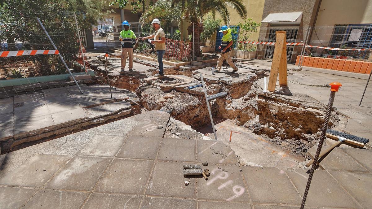 Obras de construcción de ascensores en el barrio de Añaza, en Santa Cruz