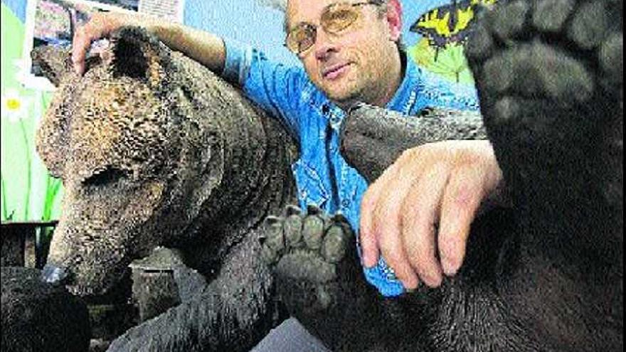 Roberto Hartasánchez, en el centro de interpretación de la naturaleza que gestiona en La Manjoya.