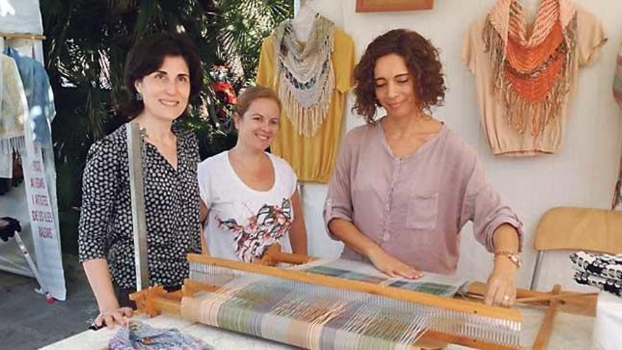 Antònia Martín y Maria Antònia Comas, en un puesto textil.