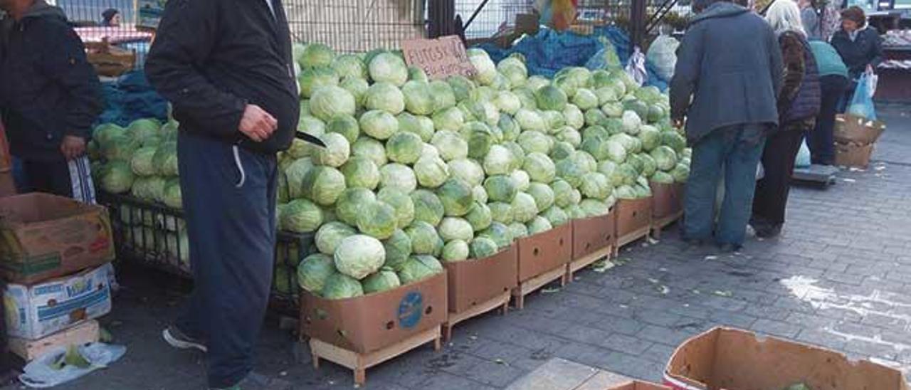 Paradeta de cols al mercat de Zemun.