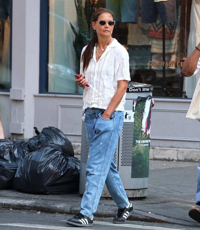 Katie Holmes look relaxed