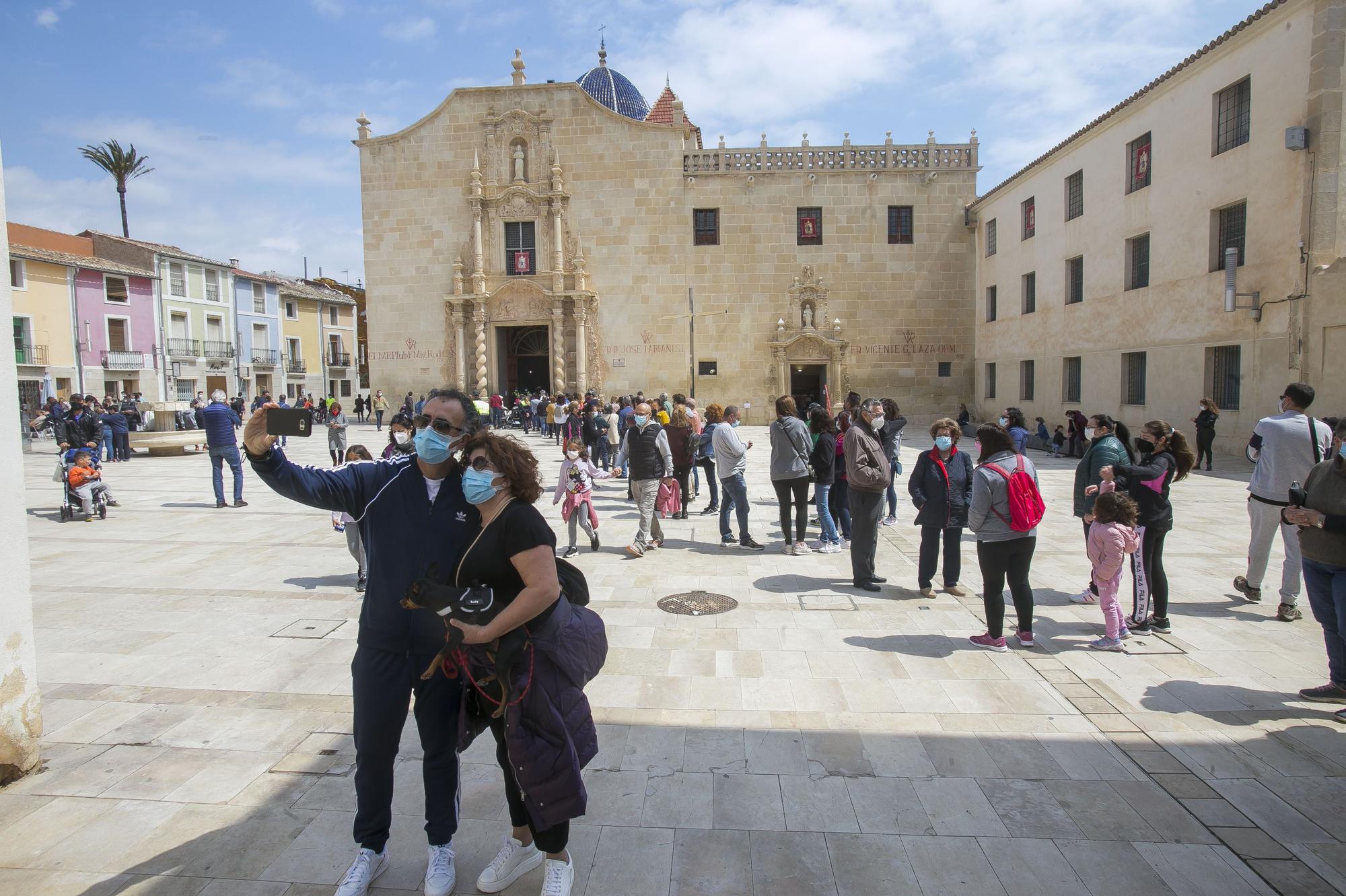 Largas colas en Santa Faz durante el domingo