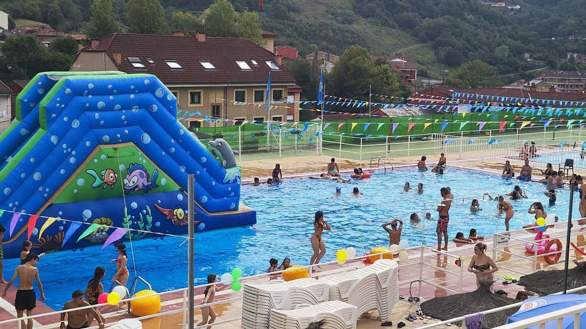Una fiesta de fin de temporada en la piscina de Turón.