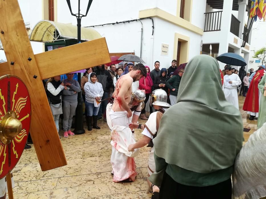 El tiempo dio una tregua para la procesión de Jesús Nazareno en Sant Ferran y ayer el vía crucis se celebró bajo una fina lluvia