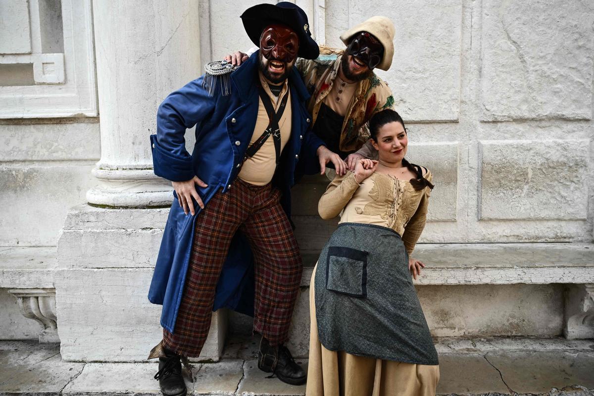 Trajes tradicionales desfilan durante el carnaval de Venecia