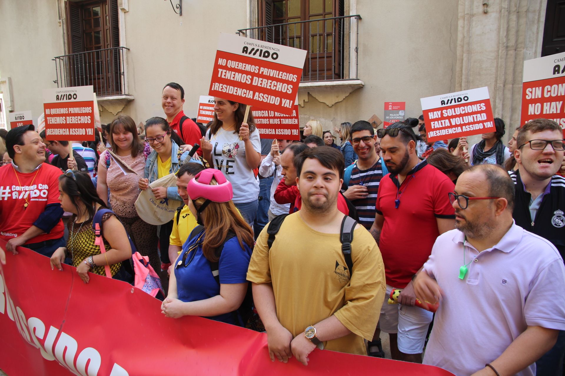 Concentración de Assido en Murcia ante la CHS