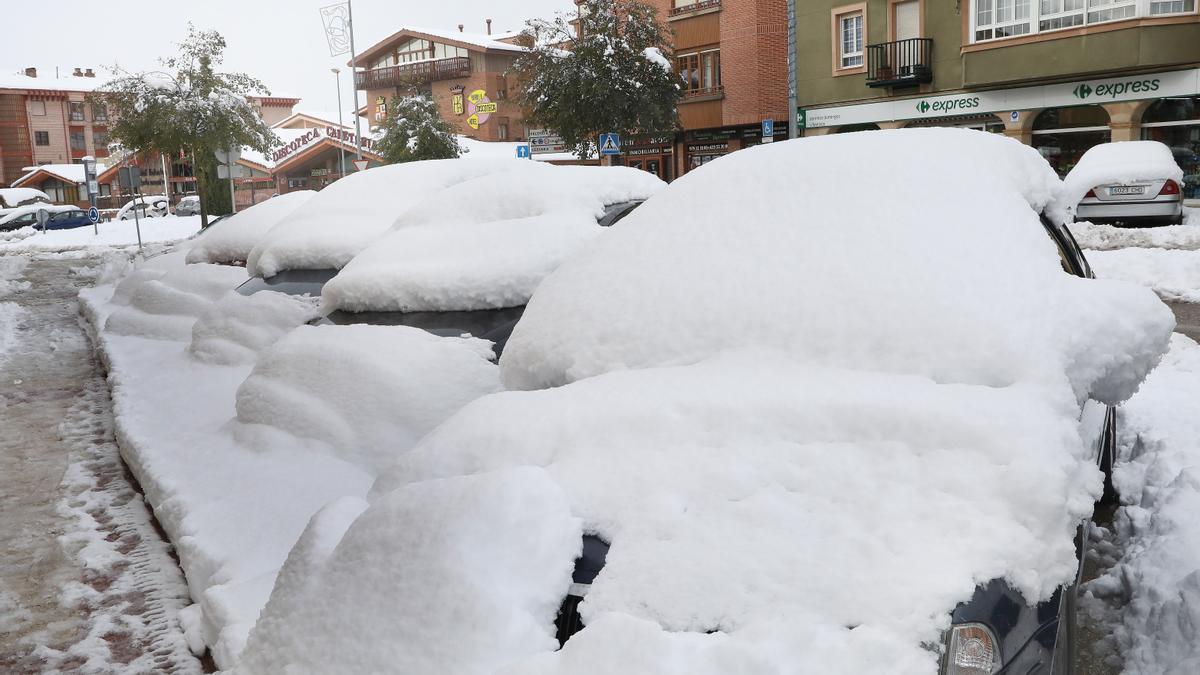 La nieve cubre los coches en localidad de Aguilar de Campoo