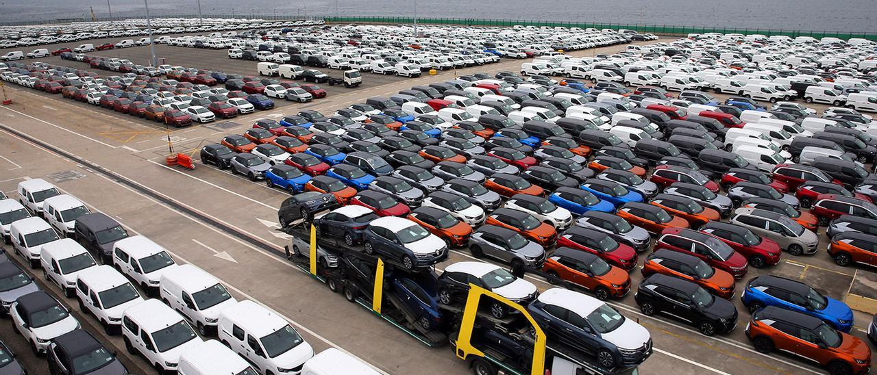 Miles de coches esperan a ser transportados en la terminal de Bouzas