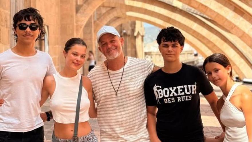Alejandro Sanz y sus hijos en las terrazas de la Catedral de Mallorca