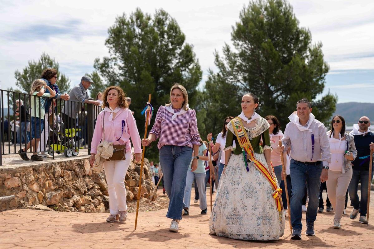 La alcaldesa y la reina de fiestas de Vall d’Alba encabezaron la romería.