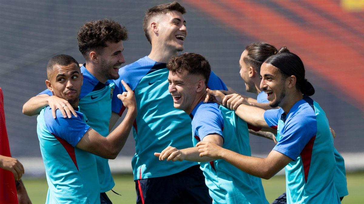 Los jugadores azulgranas, sonrientes en la última sesión preparatoria en la Ciutat Esportiva Joan Gamper