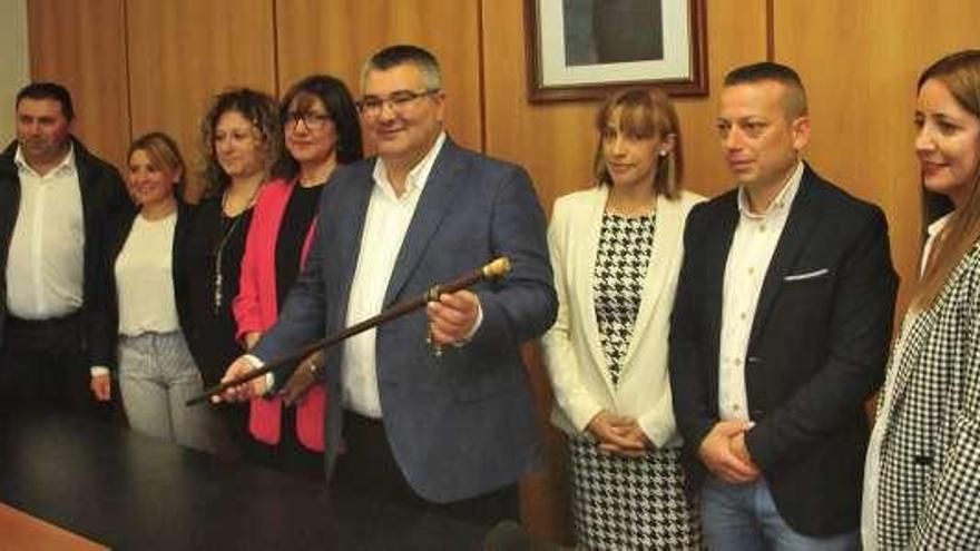 El alcalde David Castro sostiene el bastón de mando. // Iñaki Abella