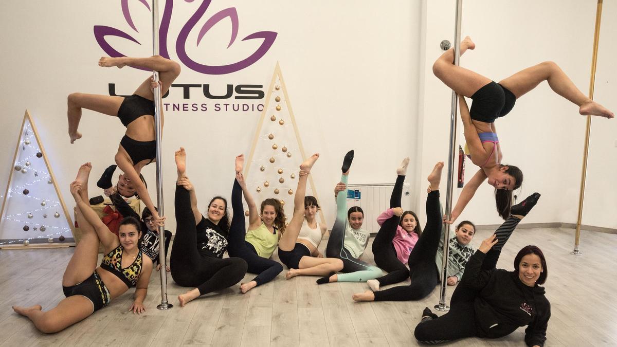 Además de un referente en Pole Dance, la escuela también ofrece clases de Telas aéreas y Acrobacias en aro aéreo. Conócela  de cerca en Instagram @lotus_aerofitness.