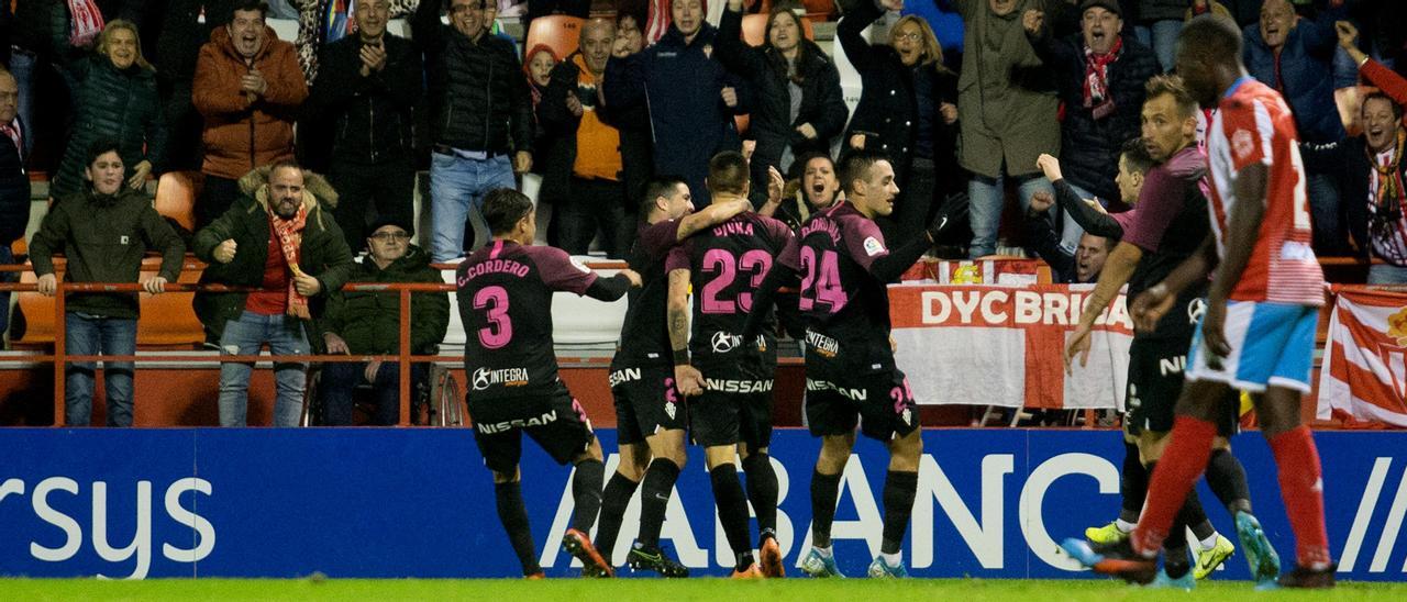 Los jugadores y aficionados del Sporting celebran un gol de Djuka en Lugo en diciembre de 2019. |