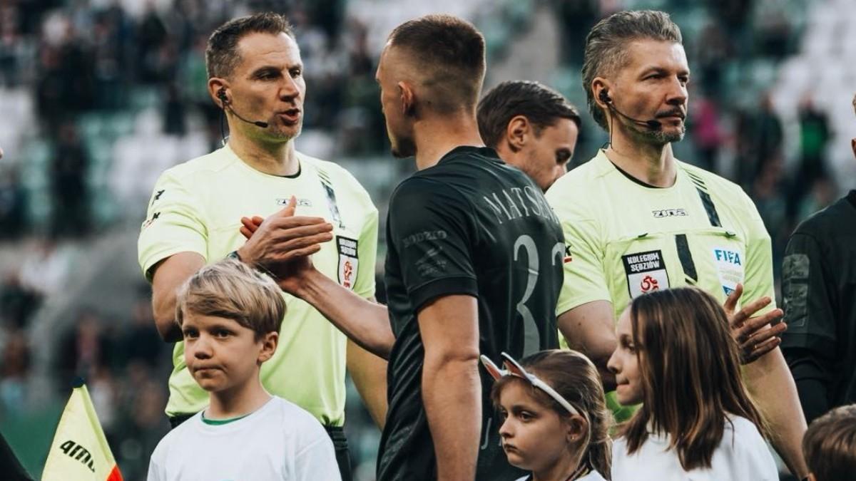 El Slask Wrocław, saludando al equipo arbitral antes de suspender el partido ante el Wisla