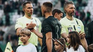 El Slask Wrocław, saludando al equipo arbitral antes de suspender el partido ante el Wisla