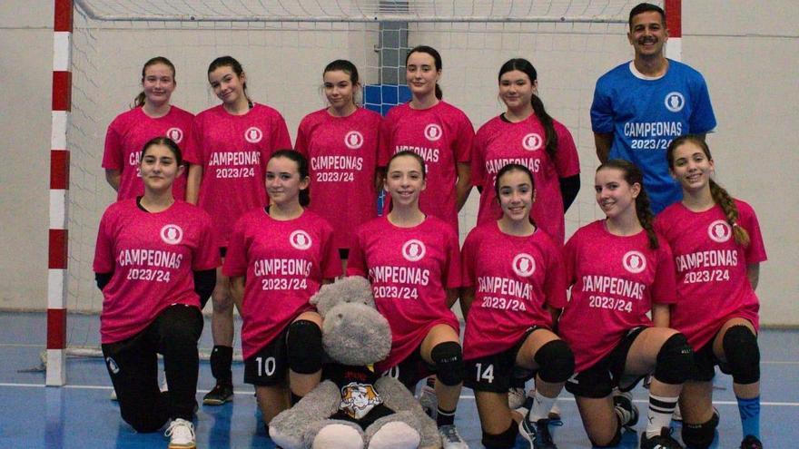 El equipo Carmelitas Crevillent Tremenda con la camiseta de ganador