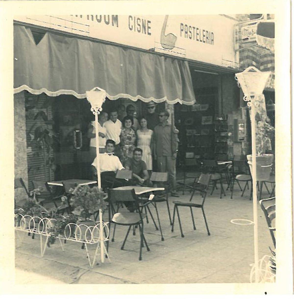 Cafeteria El Cisne Platja d'Aro amb el personal i els propietaris, als seus inicis.