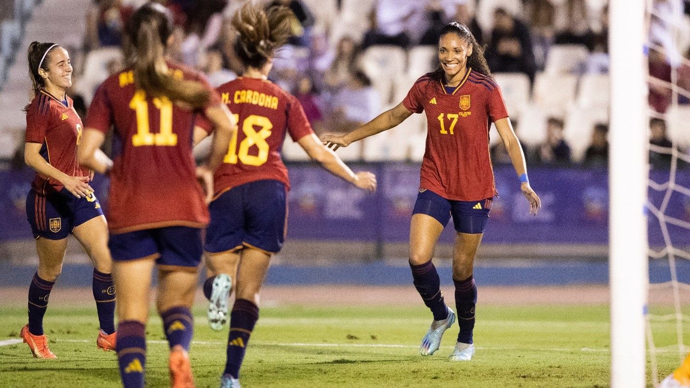 La azulgrana Salma Paralluelo (derecha) celebra su gol ante Argentina.