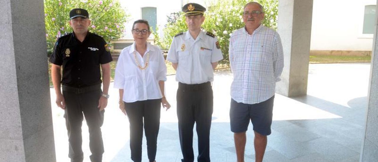El inspector jefe Luis Hombreiro, la subdelegada del Gobierno Maica Larriba, el comisario provincial Juan José Díaz y el concejal José María González.