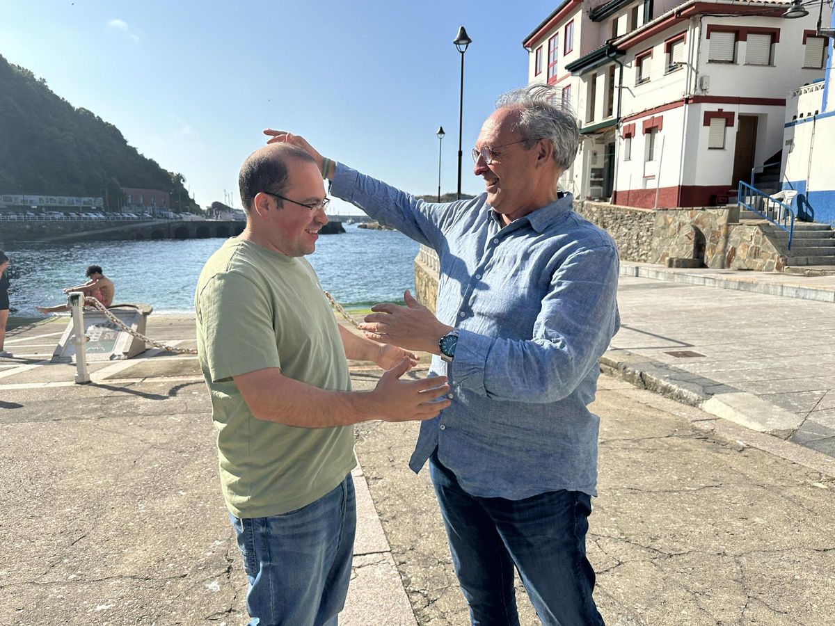 Juan Luis Fernández y Cesáreo Marqués se saludan en la plaza de La Ribera.
