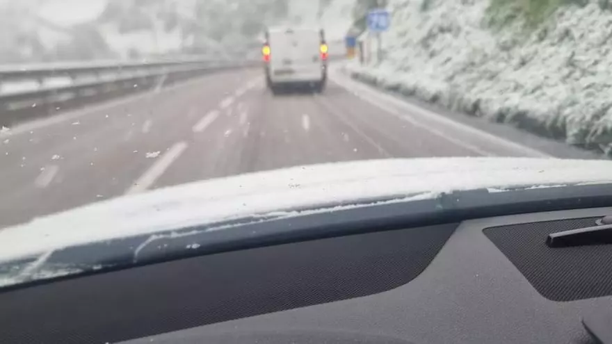VÍDEO: La nieve sorprende en el Huerna en pleno mes de mayo