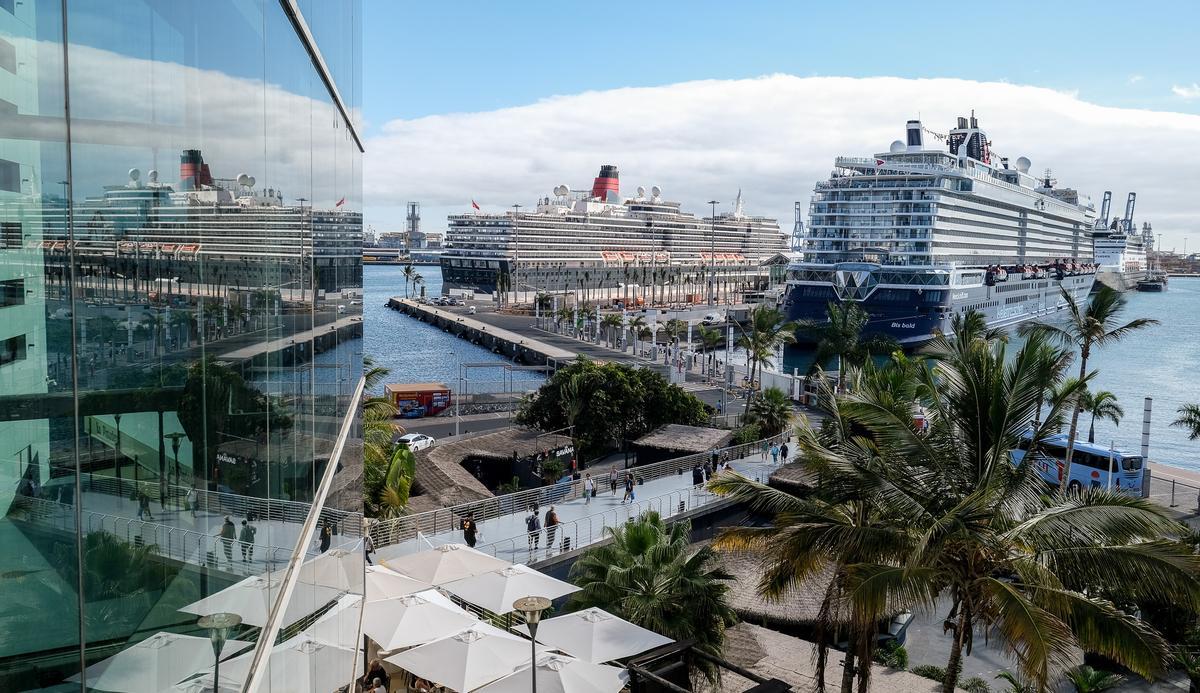Vista de los tres cruceros que coinciden este lunes en el Muelle Santa Catalina