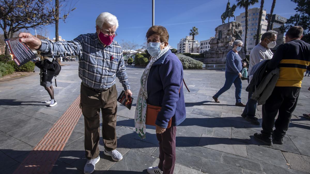 Jubilados en la Plaza de España de Palma.