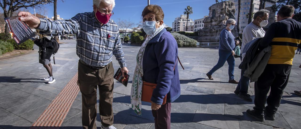 Jubilados en la Plaza de España de Palma.