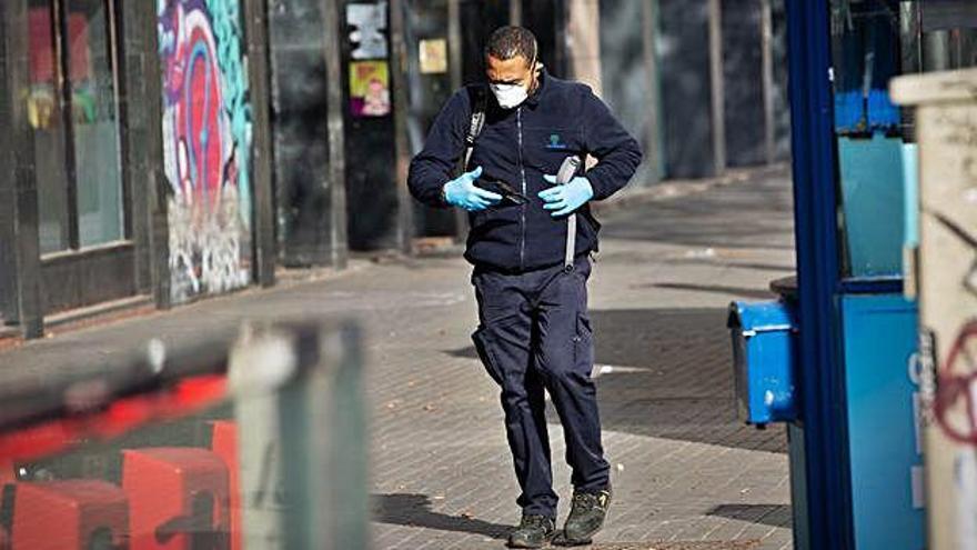 Un home amb guants i mascareta, ahir en un carrer de Barcelona