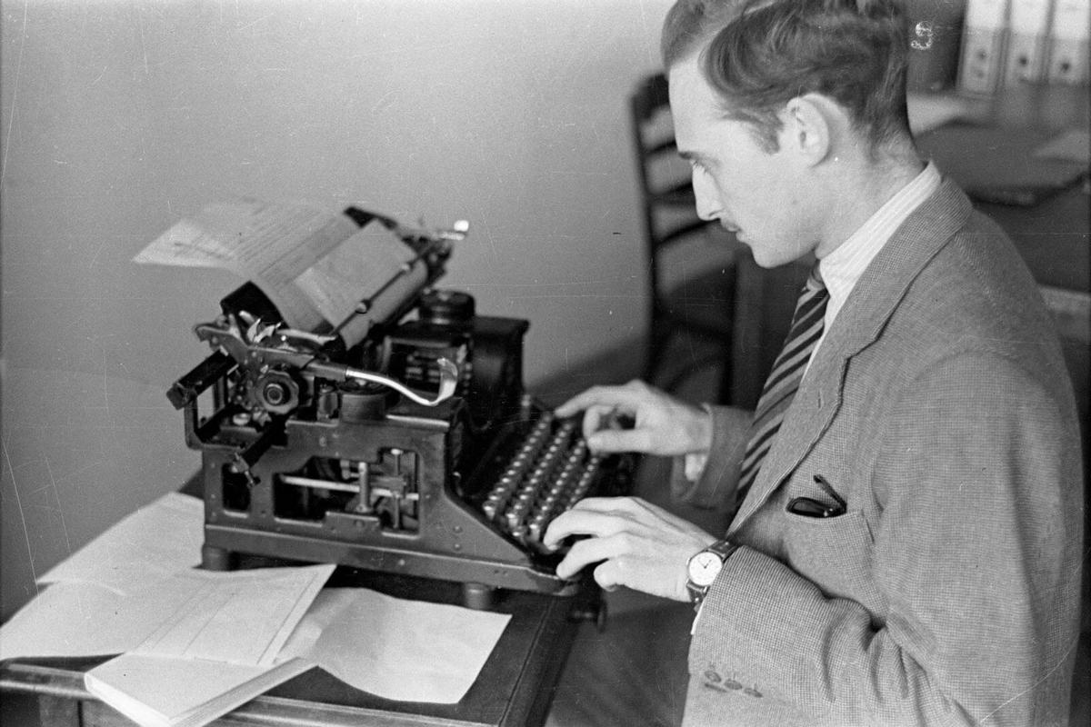 Guillermo Jiménez Smerdou, en sus primeros tiempos de periodista.