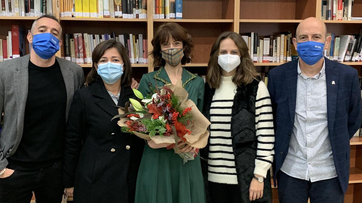 Irene Vallejo, junto a los responsables del IES Corona de Aragón de Zaragoza, a cuya biblioteca da nombre.