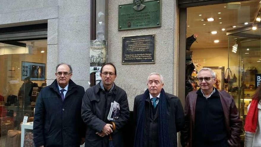 Luis Campos, Anxo Lorenzo, Pablo Vaamonde y Celso Vázquez junto la placa en honor a Valencia. // FdV