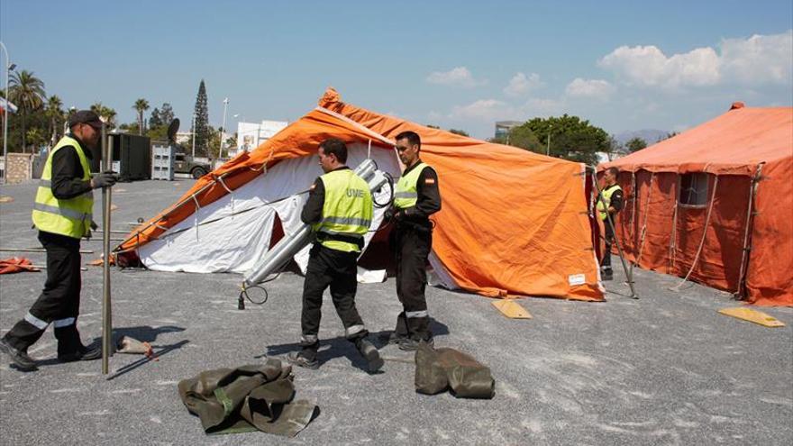 La UME levanta en Motril un centro temporal de atención a inmigrantes