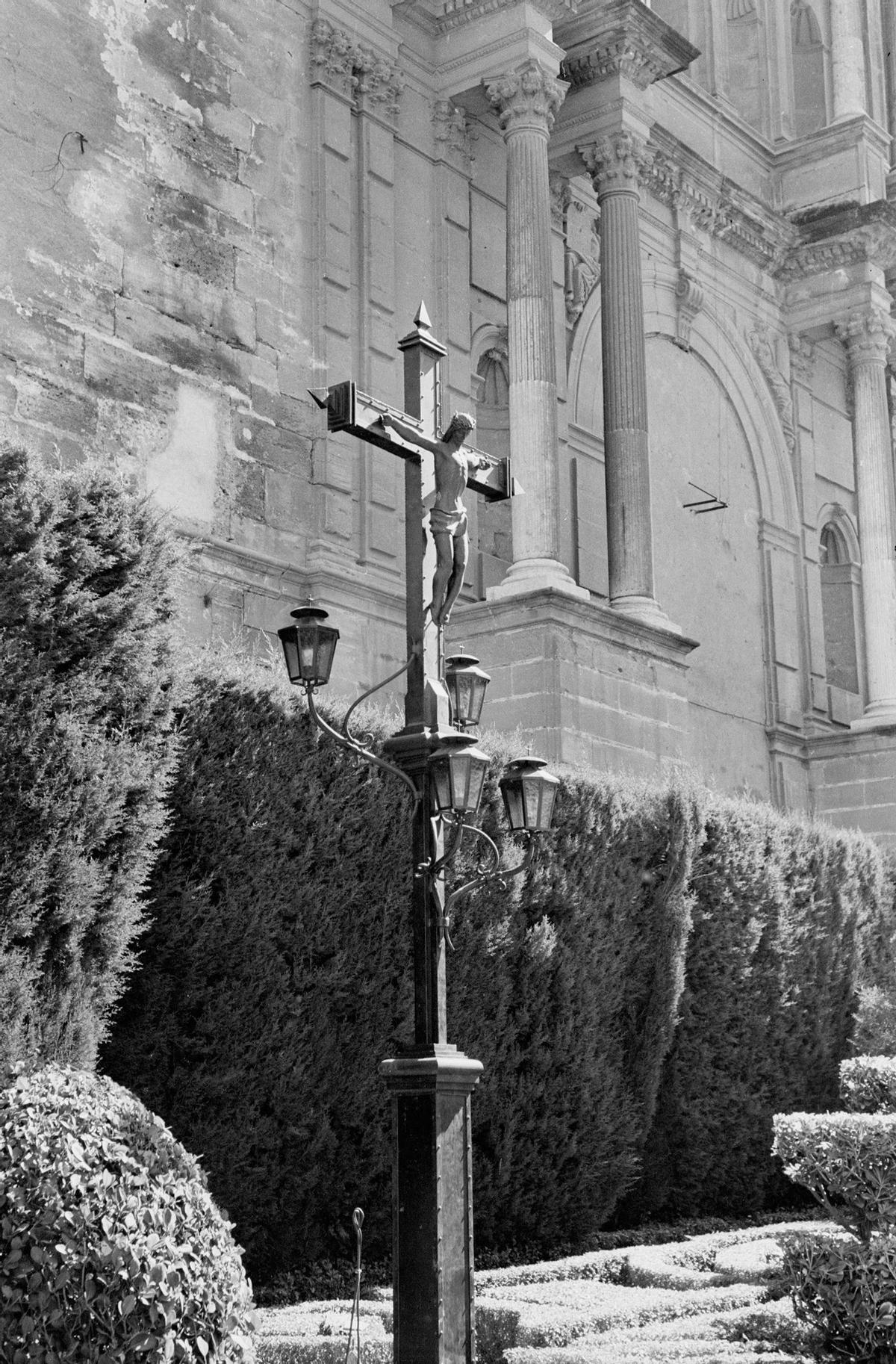 El Cristo de los Abades, en los desaparecidos jardines del Postigo de los Abades, en agosto de 1963.
