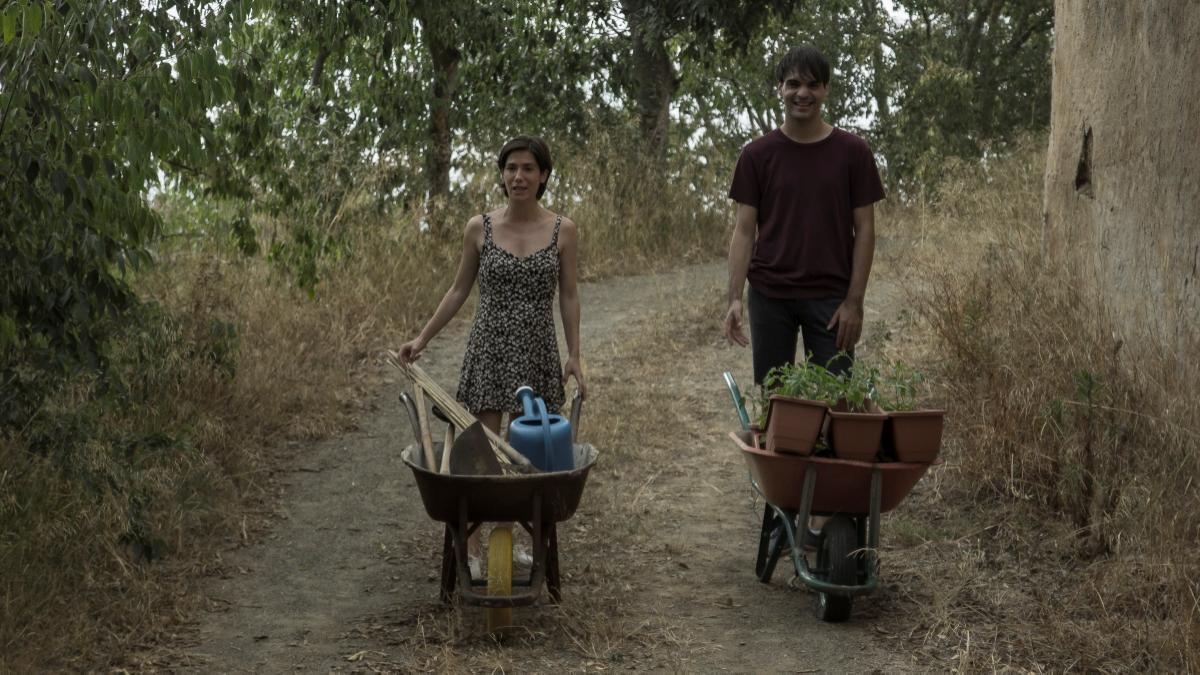 Aunque lo disimulan, los actores no tenían ni idea de plantar tomateras.