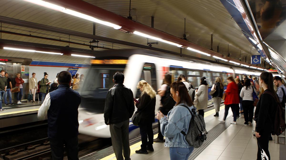 Varias personas se disponen a coger el metro en Madrid.