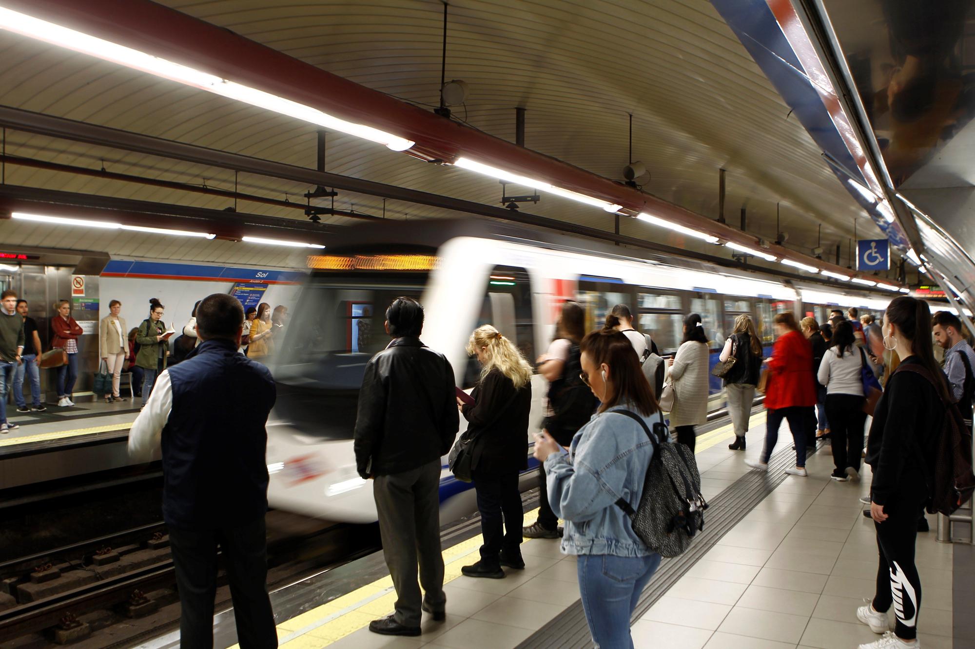 Varias personas se disponen a coger el metro en Madrid.
