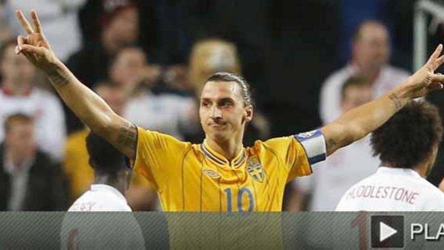 Zlatana Ibrahimovic celebra uno de los goles.