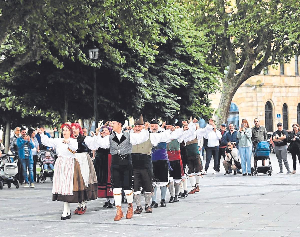 El grupo «Trebeyu», en una actuación en el Campo Valdés de Gijón.