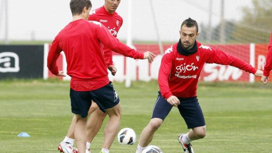 Cristian Bustos, en un entrenamiento, entre Sangoy y Casquero.