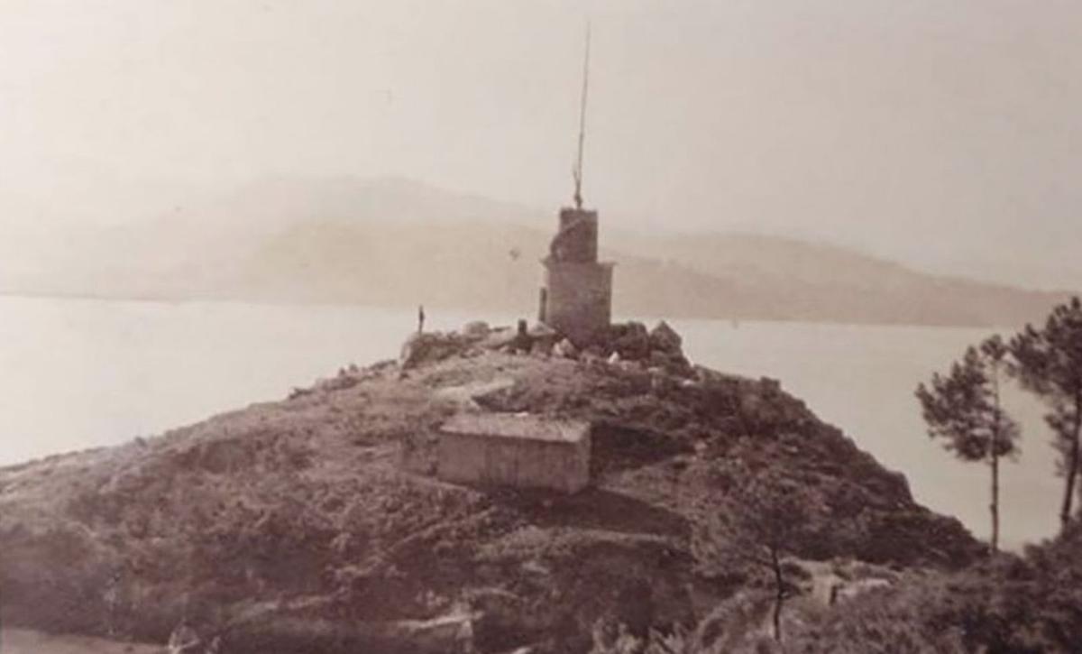 Una imagen de la torre en 1921 en la península de Tenlo Chico. | Autoridad Portuaria
